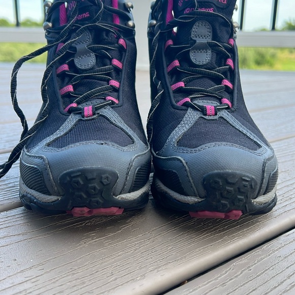 Women’s Columbia Omni-heat waterproof hiking boots, size 8 - Picture 2 of 9